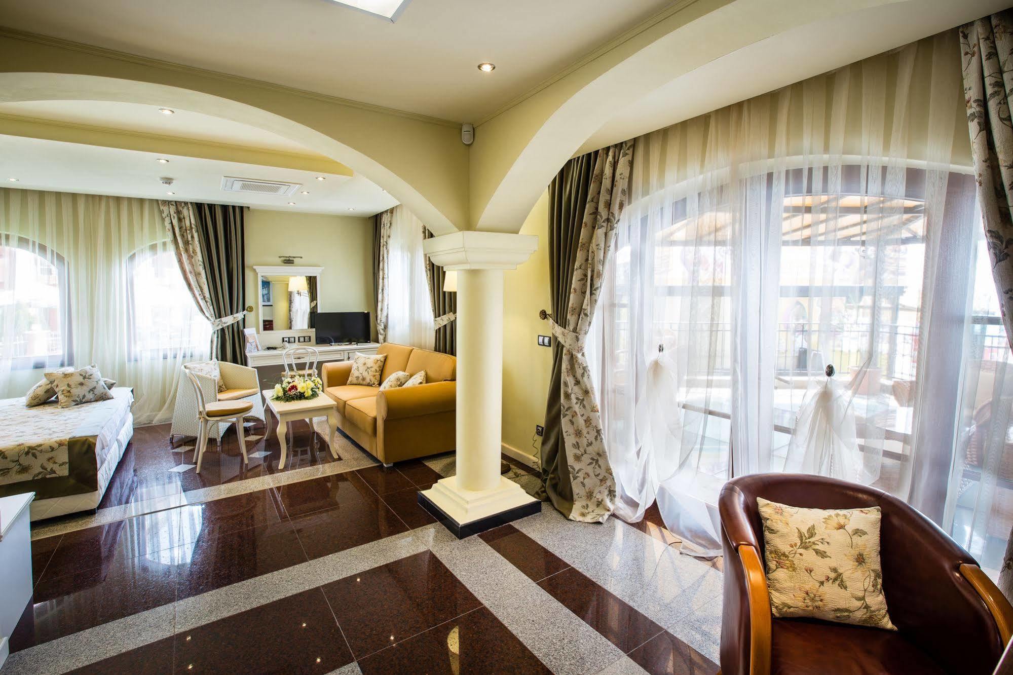 Helena Vip Villas And Suites Pantai Sunny Bagian luar foto