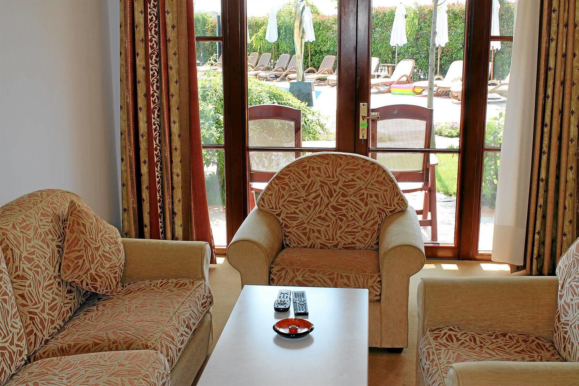 Helena Vip Villas And Suites Pantai Sunny Bagian luar foto