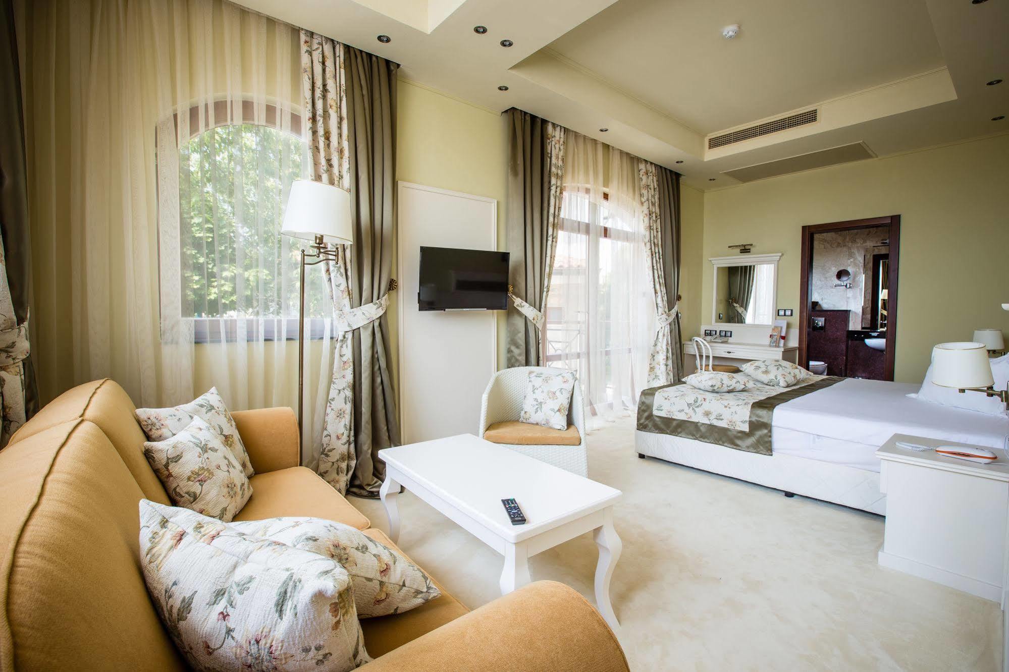 Helena Vip Villas And Suites Pantai Sunny Bagian luar foto